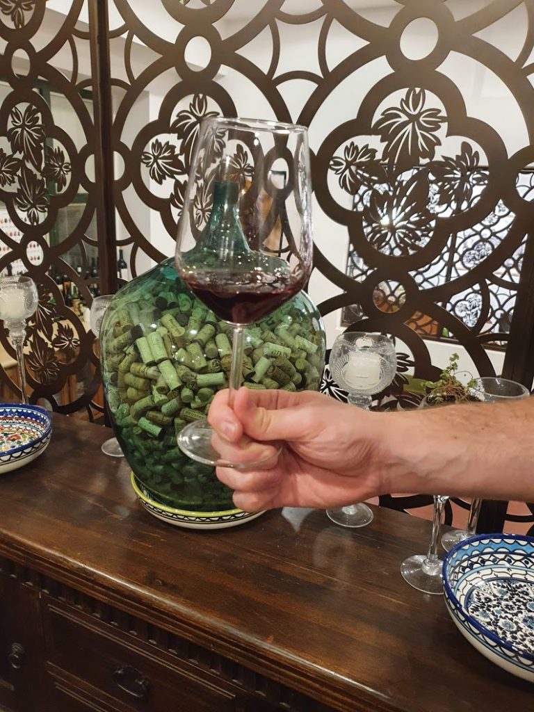 אחיזת כוס יין