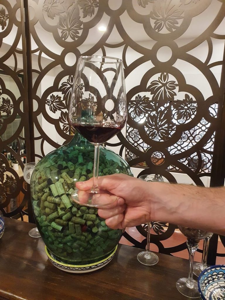 אחיזת כוס יין